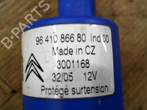 headlight-washer-peugeot-407-coupe-6c_-2005-28765625 main image