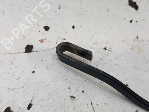 Used Front windshield wiper arm RENAULT CLIO I (B/C57_, 5/357_) 1.2 (B/C/S57A, B/C57S, 5/357F, 5/357J, 5/357L, 5/357R) (58 hp) 28777950