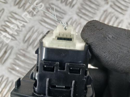 Used Right rear window switch Right rear window switch 39463889 39463889