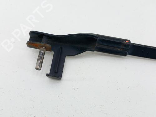 Used Front windshield wiper arm Front windshield wiper arm VW BORA I (1J2) 1.9 TDI (110 hp) 28762368 28762368