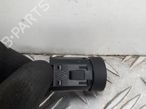 switch-renault-megane-iv-hatchback-b9amn_-2015-34627075 main image