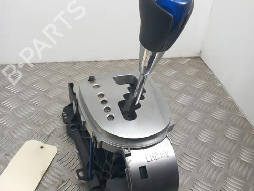 Used Gear lever TOYOTA YARIS (_P13_) 1.5 Hybrid (NHP130_, NHP130) (101 hp) 28736743