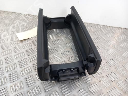 Used Armrest / Center console Armrest / Center console PEUGEOT 308 SW III (FC_, FJ_, FR_, F4_, FN_) BlueHDi 130 (FCYHZL, FCYHZT) (131 hp) 30883463 30883463