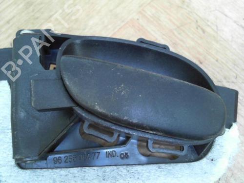 Venstre foran invendig håndtak PEUGEOT 206 Hatchback (2A/C) 1.9 D (69 hp) 28765891