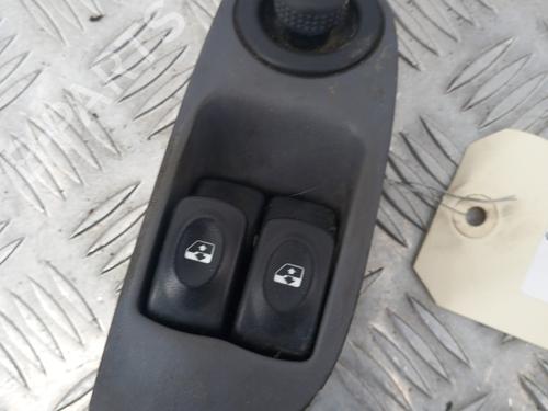 Interrupteur de vitre avant gauche RENAULT MEGANE I (BA0/1_) 1.6 16V (BA04, BA0B, BA11, BA1J, BA16, BA19, BA1K, BA1V,... (107 hp) 28756974