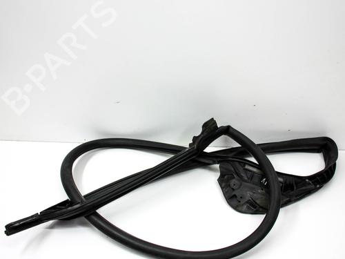 Gumowa uszczelka drzwi TESLA MODEL S (5YJS) 70D AWD BP26512985C142