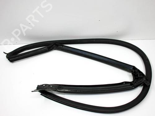 Gumowa uszczelka drzwi TESLA MODEL S (5YJS) 70D AWD BP26512984C142