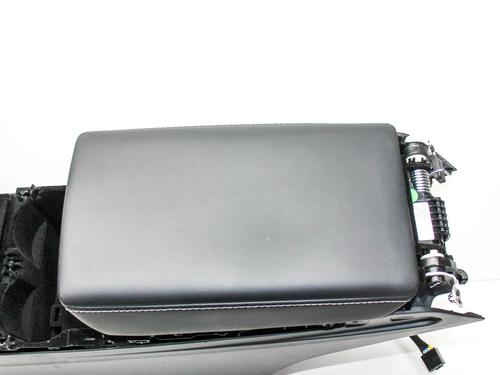 Console centrale TESLA MODEL Y (5YJY) EV Performance All-wheel Drive | BP28823005I22  - Image 9