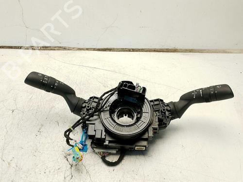 switch-toyota-aygo-x-_b7_-2022-40611470 main image