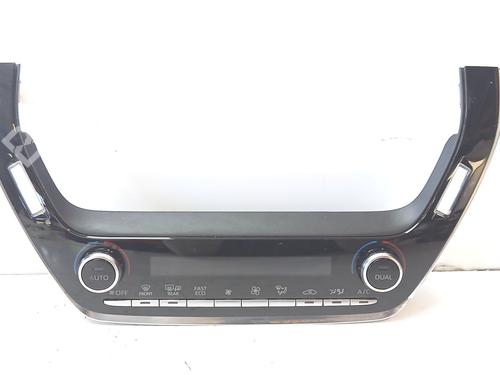 climate-control-toyota-corolla-estate-_e21_-2019-30657460 main image