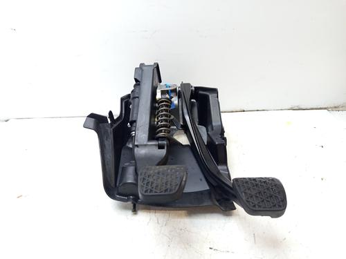 Used Clutch pedal Clutch pedal MERCEDES-BENZ E-CLASS (W211) E 220 CDI (211.008) (170 hp) 33335209 33335209