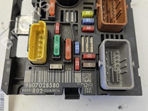 Used Fuse box Fuse box 39379558 39379558