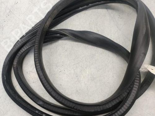 Used Rubber door seal RENAULT MEGANE IV Hatchback (B9A/M/N_) 1.5 dCi 110 (B9A3) (110 hp) 29367532