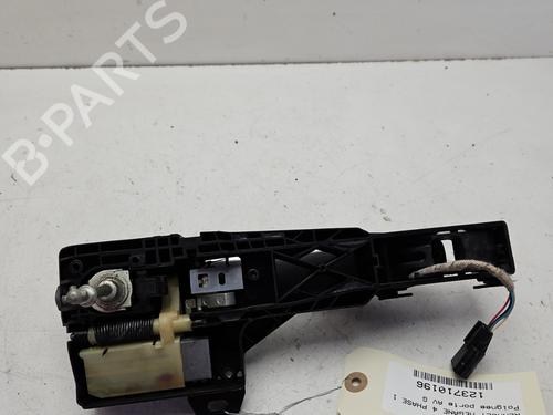 front-left-exterior-door-handle-renault-megane-iv-hatchback-b9amn_-2015-33738260 main image