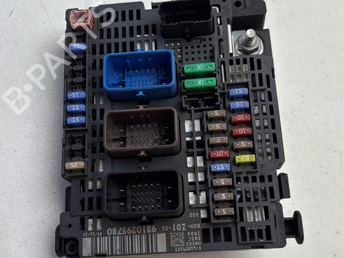 Used Fuse box PEUGEOT 308 SW II (LC_, LJ_, LR_, LX_, L4_) 1.6 BlueHDi 120 (120 hp) 30082498