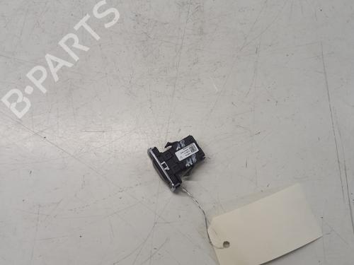 switch-volvo-v40-hatchback-525-2012-2013-2014-2015-2016-2017-2018-2019-29368271 main image