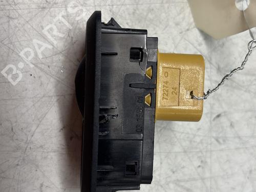 Used Right front window switch Right front window switch FORD FIESTA VI (CB1, CCN) 1.4 (97 hp) 31957120 31957120