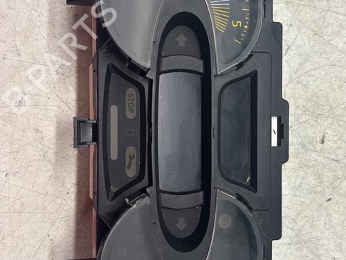 Compteur de vitesse RENAULT CAPTUR I (J5_, H5_) 1.5 dCi 90 (J5N4, J5M5, J5MW, J5M6, J5AL, J5AJ) (90 hp) 29368213