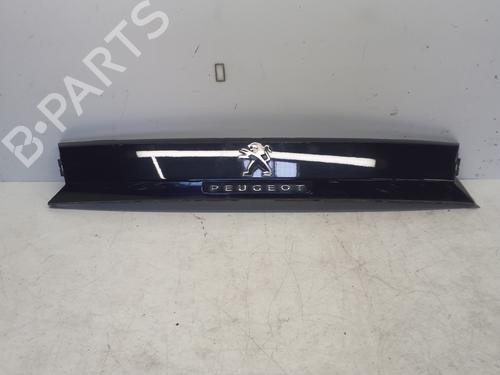 Used Rear center light PEUGEOT 5008 II (MC_, MJ_, MR_, M4_) 1.5 BlueHDi 130 (MCYHZJ, MCYHZR, MCYHZX) (131 hp) 29368102