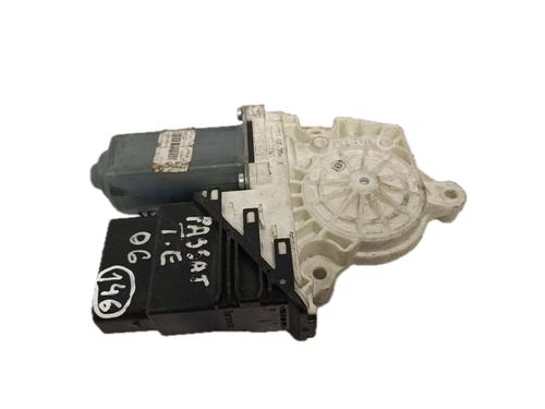 Moteur de lève-vitre arrière gauche VW PASSAT B5.5 Variant (3B6) 1.9 TDI (101 hp) 29773561