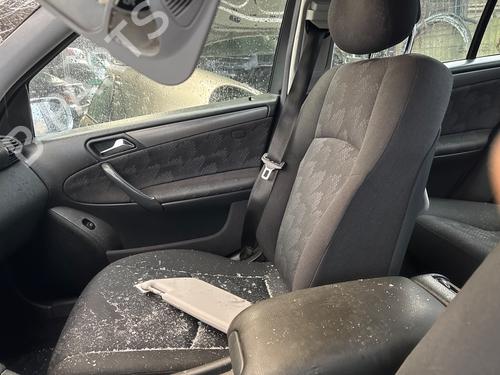 Sæde højre fortil MERCEDES-BENZ C-CLASS (W203) C 220 CDI (203.006) (136 hp) 32234572