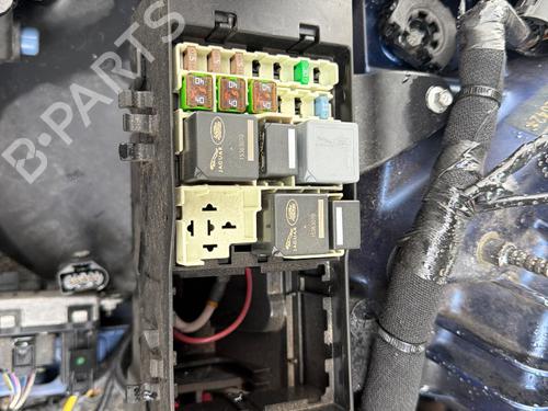 Used Fuse box Fuse box 37424141 37424141