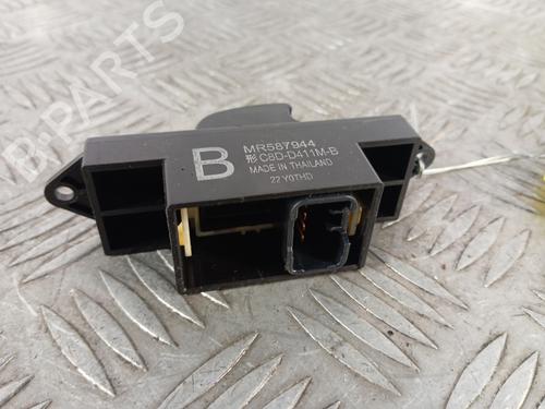 Used Left rear window switch Left rear window switch MITSUBISHI ASX (GA_W_) 1.8 DI-D (GA6W) (150 hp) 32472833 32472833