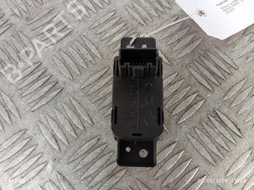 switch-renault-megane-iv-hatchback-b9amn_-2015-36371425 main image