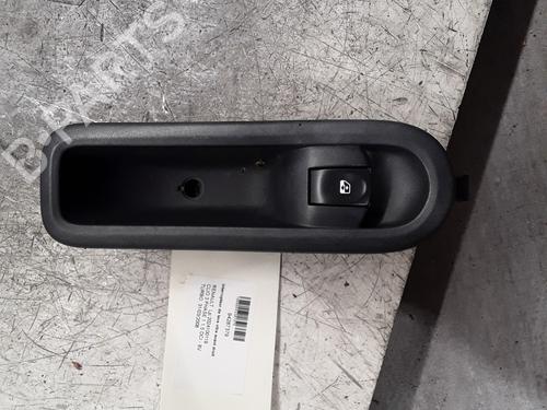 Interrupteur de vitre avant droite RENAULT CLIO III (BR0/1, CR0/1) 1.5 dCi (BR17, CR17) (86 hp) 30023868