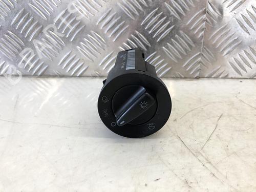 Used Headlight switch VW GOLF IV Variant (1J5) 1.4 16V (75 hp) 31785797