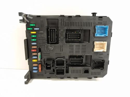 Used Fuse box Fuse box 37526246 37526246