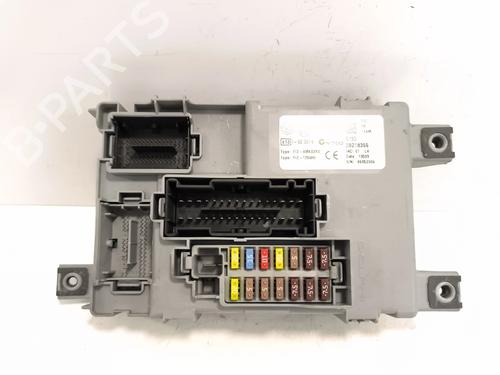 Used Fuse box Fuse box 38601965 38601965