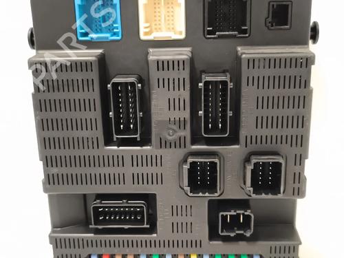 Used Fuse box Fuse box 38913224 38913224