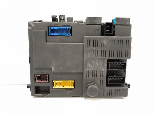 Used Fuse box Fuse box 39035165 39035165