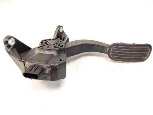 pedal-toyota-c-hr-_x1_-2016-33931253 main image