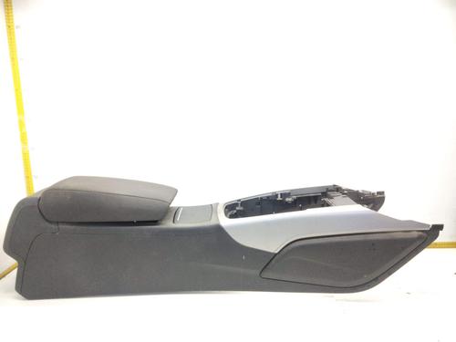 Used Armrest / Center console Armrest / Center console 18060572 18060572