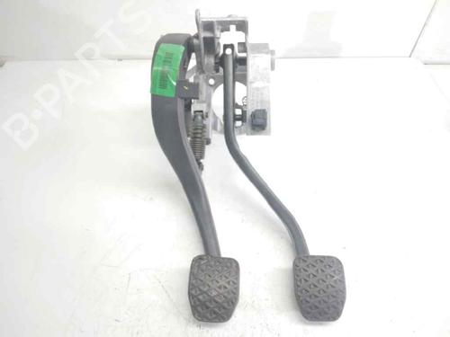 Pedale della frizione BMW 1 (E81) 118 d (143 hp) 17058875