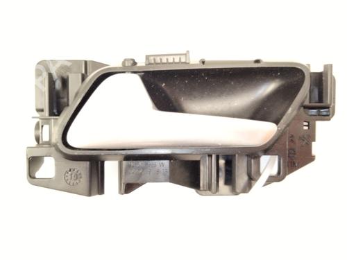 Used Front left interior door handle PEUGEOT 3008 II SUV (MC_, MR_, MJ_, M4_) 1.2 THP/ PureTech 130 (MRHNSM, MRHNSU, MRHNSJ, MRHNYW,... (131 hp) 25479077