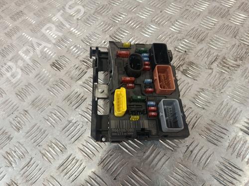 Used Fuse box Fuse box 39208353 39208353