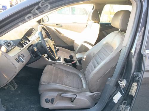 Right front indicator VW PASSAT B6 Variant (3C5) 2.0 TDI 16V | BP31860424C33 