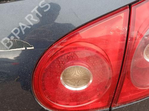Feu de coffre droit Feu de coffre droit VW GOLF V (1K1) 1.6 (102 hp) 36489774 36489774
