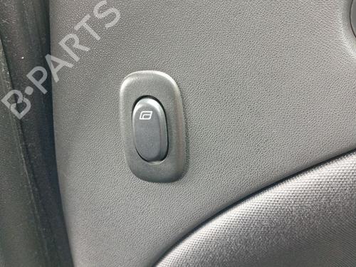 Høyre bak elrute bryter Høyre bak elrute bryter RENAULT CLIO I (B/C57_, 5/357_) 1.2 (B/C/S577) (54 hp) 36998671 36998671