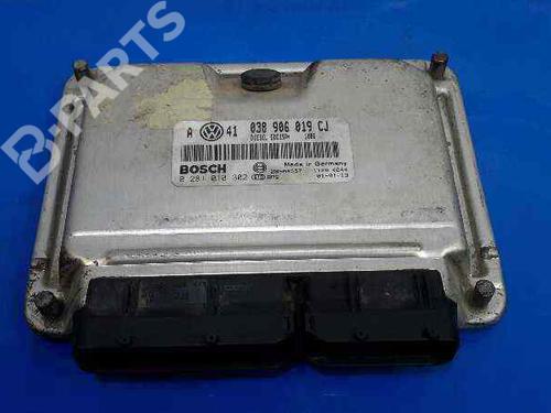 Calculateur moteur (ecu) VW GOLF IV (1J1) 1.9 TDI (90 hp) 5596774