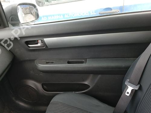 Høyre frontpanel Høyre frontpanel SUZUKI SWIFT III (MZ, EZ) 1.3 DDiS (RS413D) (69 hp) 35770028 35770028