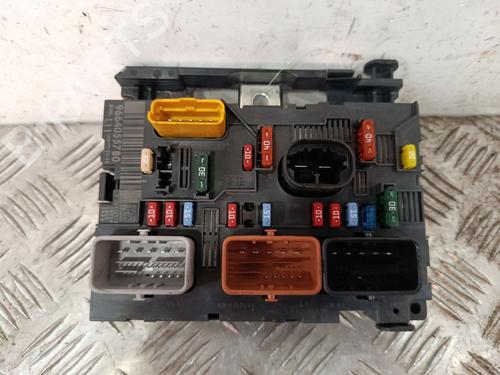 Used Fuse box Fuse box 39593081 39593081