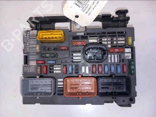 Scatola fusibili PEUGEOT 308 I (4A_, 4C_) 1.6 HDi (109 hp) 31986186