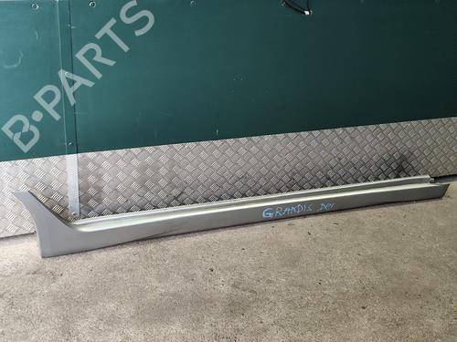 Faldon derecho MITSUBISHI GRANDIS (NA_W) 2.4 MIVEC (NA4W) (177 hp) 31741239