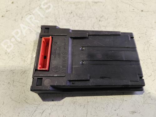 Used Electronic module RENAULT LAGUNA II Grandtour (KG0/1_) [2001-2007]  31732955