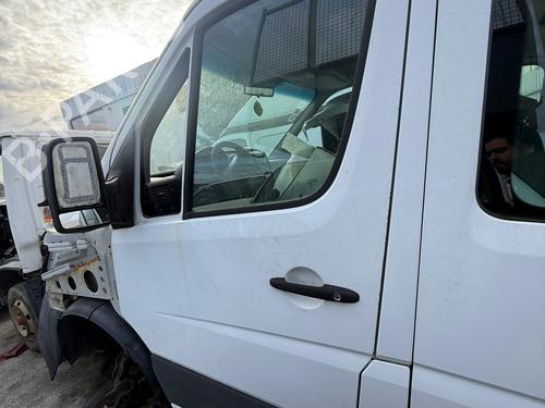 Used Left front door Left front door MERCEDES-BENZ SPRINTER 3,5-t Platform/Chassis (B906) 313 CDI (906.131, 906.133, 906.135, 906.231, 906.233,... (129 hp) 33001704 33001704
