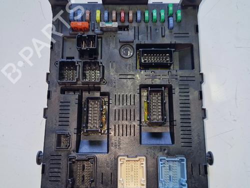 Used Fuse box Fuse box 37153740 37153740